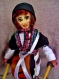Une petite poupée bulgare traditionnelle-avec le tapan en cuillère de bois 