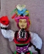 Une petite poupée bulgare traditionnelle-danseuse en cuillère de bois 