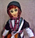Une petite poupée bulgare traditionnelle-avec le tapan en cuillère de bois 
