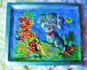 Petite chienne sur un arrosoir dans un cadre fleuri en plâtre,décoration murale 