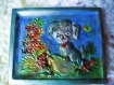Petite chienne sur un arrosoir dans un cadre fleuri en plâtre,décoration murale 