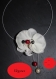 Collier orchidée avec ses perles rouges et blanches 