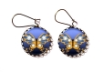 Boucles d’oreilles bronze dentelées avec cabochons synthétiques * papillon doré sur fond bleu * 