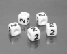 4 perles cube blanc chiffre 2 noir acrylique 7mm lettre nombre m03116 