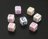 7 perles cube b c d f g h j blanc lettre couleur acrylique 6mm lot