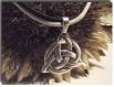 Collier pendentif celtes triquetra triskel métal argenté avec cordons cirés 