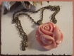 Collier pendentif fleur rose tendre chaîne bronze 