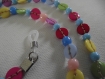 Cordon attache lunettes enfants perles et boutons multicolores et acidulés 