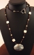 Collier sautoir perles verre & howlite pendant ovale en métal argenté necklace 
