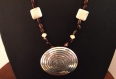 Collier sautoir perles verre & howlite pendant ovale en métal argenté necklace 