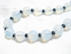 Collier blanc opalite et bleu irisé ras de cou en perles 