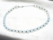 Collier blanc opalite et bleu irisé ras de cou en perles 