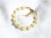 Bracelet ivoire et doré en perles de verre 