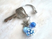 Porte clés bleu en perles de verre 