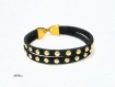 Bracelet en suedine noire clous dorés br815 