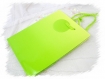 Pochette cadeau unie vert fluo en papier glacé 