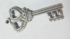 Belle breloque clef avec coeur taille 36x17mm 