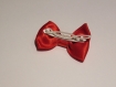 Barrette plastique 4 cm avec petit noeud papillon en tissu satin rouge et vichy rouge et blanc 