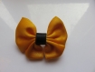 Barrette plastique 4 cm avec petit noeud papillon en tissu satin jaune d'or et noir 