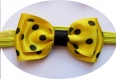 Bandeau headband élastique avec noeud papillon en tissu satin jaune à gros pois noirs 