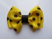 Barrette métal 5 cm avec petit noeud papillon en tissu satin jaune à gros pois noirs 