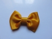 Barrette métal 5 cm avec petit noeud papillon en tissu satin uni jaune d'or 