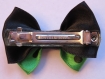 Barrette métal 5 cm avec noeud papillon en tissu noir et vert à gros pois noirs 