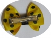 Pince crocodile métal 4 cm avec noeud papillon entissu satin jaune à gros pois noirs 