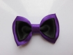 Barrette plastique 4 cm avec avec petit noeud papillon en tissu satin violet et noir 