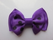 Barrette plastique 4 cm avec noeud papillon en tissu satin violet et violet à gros pois noirs 