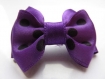 Barrette plastique 4 cm avec noeud papillon en tissu satin violet et imprimé violet à pois noirs 