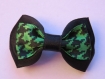 Barrette métal 5 cm avec noeud papillon en tissu noir et pied de coq vert et noir 