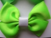 Chouchou élastique mousse avec noeud papillon en tissu satin vert fluo et blanc 