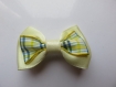 Barrette plastique 4 cm avec petit noeud papillon en tissu satin jaune et écossais assorti 