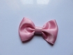 Barrette plastique 4 cm avec petit noeud papillon en tissu satin rose 