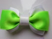 Barrette plastique 4 cm avec petit noeud papillon en tissu satin blanc et vert fluo 