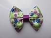 Barrette plastique 4 cm avec petit noeud papillon en tissu satin imprimé fleur vert, violet, bleu 