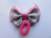 Chouchou élastique mousse avec noeud papillon en tissu satin rose et gris à petits pois roses 