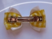 Barrette métal 5 cm avec noeud papillon en tissu satin blanc et vichy jaune 