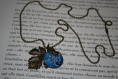 Long collier - arbre de vie bleu, sa feuille et son papillon 