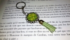 Porte clé vintage, son pompon - cabochon - fleurs vertes 