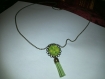 Long collier - son pendentif et son pompon - fleurs vertes