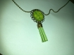 Long collier - son pendentif et son pompon - fleurs vertes