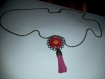 Long collier fantaisie - son pendentif - pompon - fleur rose 