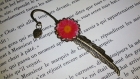 Long collier fantaisie - son pendentif - pompon - fleur rose 