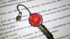 Marque page plume - fantaisie - cabochon ' fleur rose ' 
