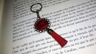 Porte clé vintage, son pompon - cabochon ' rose rouge ' 