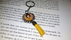 Porte clé vintage, son pompon - cabochon - japon - poupée kokeshi - jaune / orange 