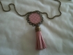 Long collier et son pendentif - pompon - petits pois - rose et blanc 