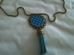 Long collier et son pendentif - pompon - petits pois - bleu et blanc 